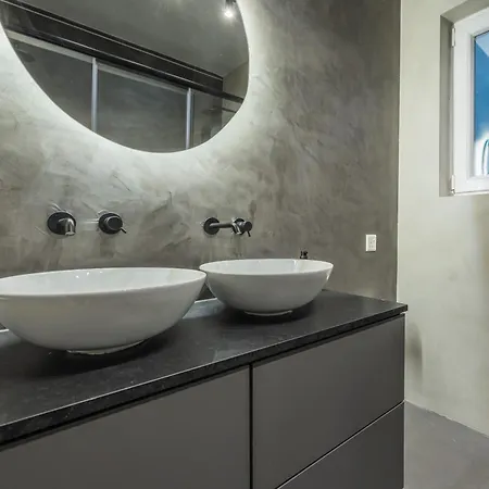 Loftnoir Spacious & Very Close To Seafront *