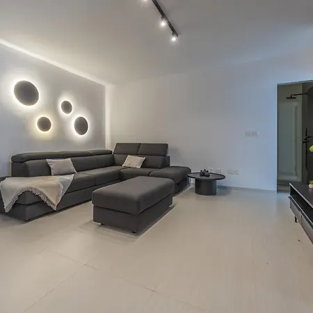 Loftnoir Spacious & Very Close To Seafront *