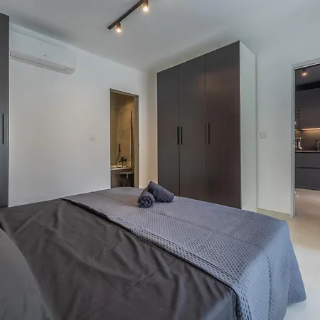 Loftnoir Spacious & Very Close To Seafront * 슬리에마
