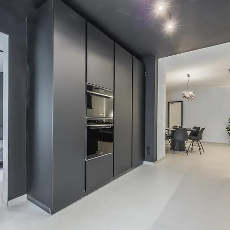 Loftnoir Spacious & Very Close To Seafront