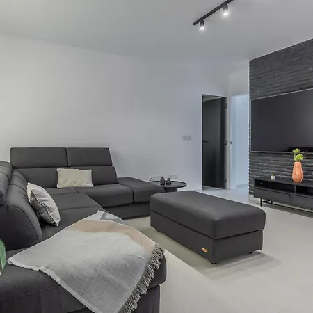 Loftnoir Spacious & Very Close To Seafront