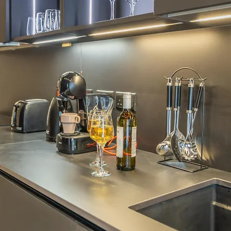 Loftnoir Spacious & Very Close To Seafront Apartman *