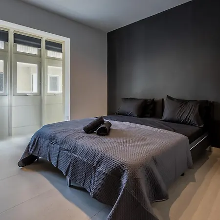 Loftnoir Spacious & Very Close To Seafront 슬리에마