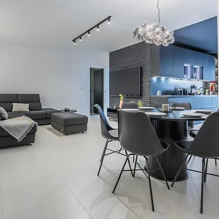 Loftnoir Spacious & Very Close To Seafront