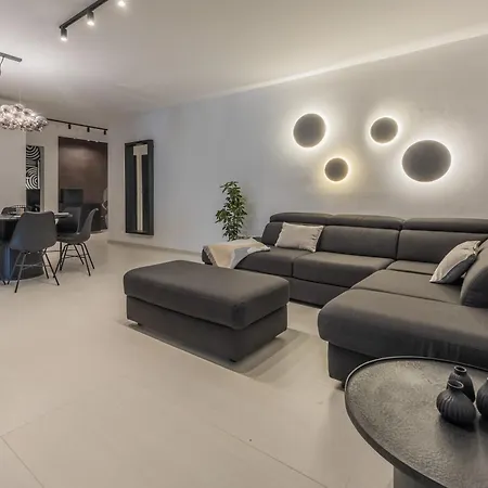 Loftnoir Spacious & Very Close To Seafront Apartman