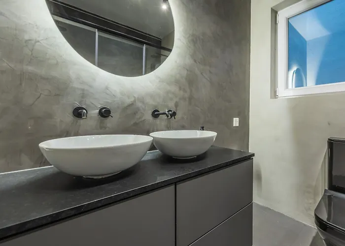 Loftnoir Spacious & Very Close To Seafront *