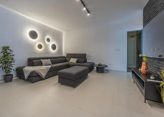 Loftnoir Spacious & Very Close To Seafront *