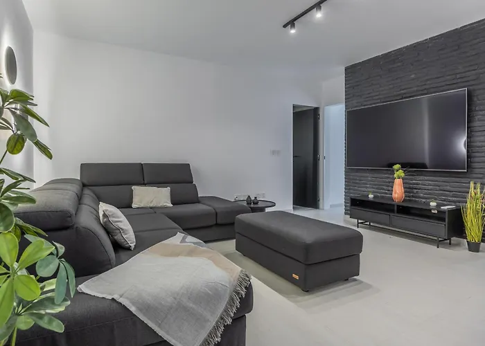 Loftnoir Spacious & Very Close To Seafront