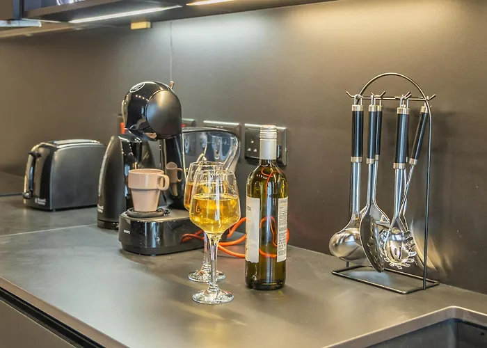 Loftnoir Spacious & Very Close To Seafront 아파트 *