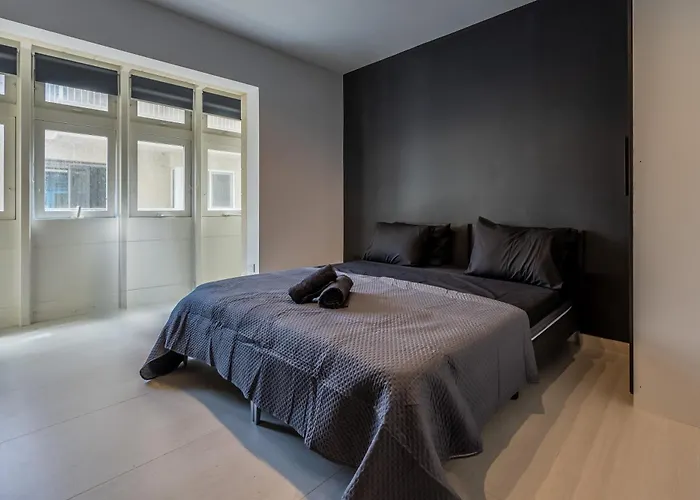 Loftnoir Spacious & Very Close To Seafront 슬리에마