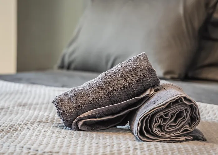 Loftnoir Spacious & Very Close To Seafront