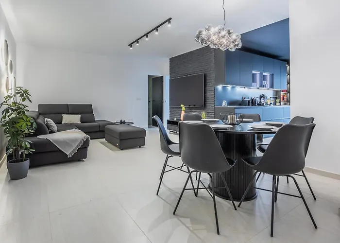 Loftnoir Spacious & Very Close To Seafront