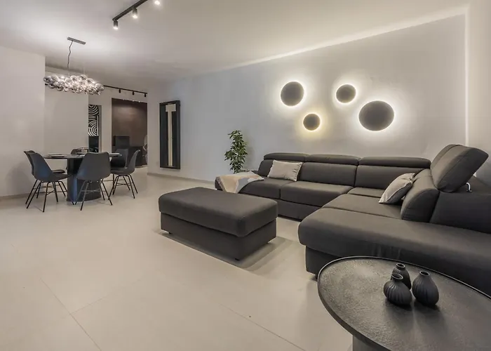 Loftnoir Spacious & Very Close To Seafront 아파트